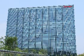 Exterior view of the Innovation Palette, a new research and development building, Toshiba Corporation